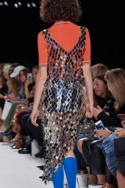 Look 18